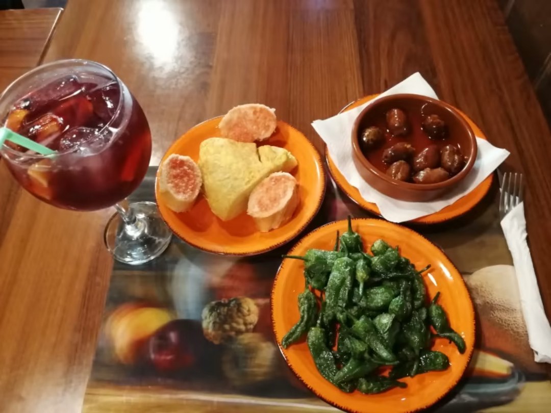 tapas variadas con tinto de verano