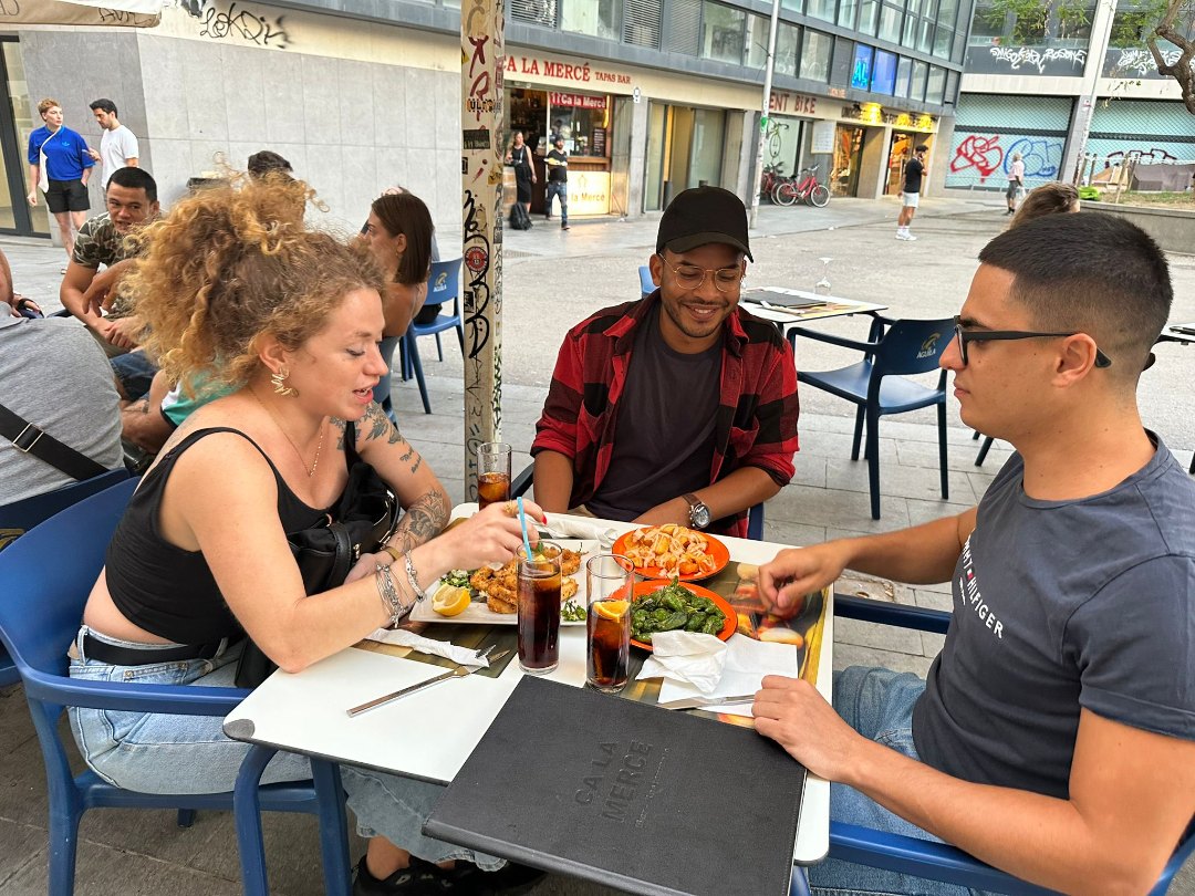 gente tomando tapas en la terraza del bar